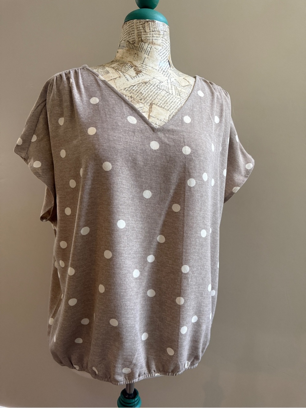 Maurices Taupe Polka Dot V-Neck Short Sleeve Top
